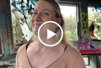 Heimlicher Blowjob am Wachposten - blond, blowjob, frau, geblasen, gespritzt, in den mund, Julia-Winter, mann, mund, nahaufnahme, porno, pov, Schön, Ungewöhnliche Orte, wichsen, Zeit