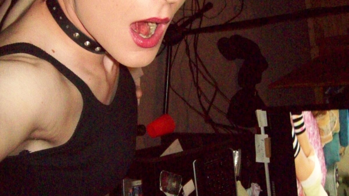 Hey ihr süßen..ich bin NiccySweet aus Köln und eigentlich immer geil. Ich bin ne crossdress lady aber ich steh auf Männer UND auf Frauen. Nach das noch nicht so lange und bin deswegen ziemlich offen..würde mich zB auch von einem oder mehreren Paaren benutzen lassen, Gassi führen oder so..