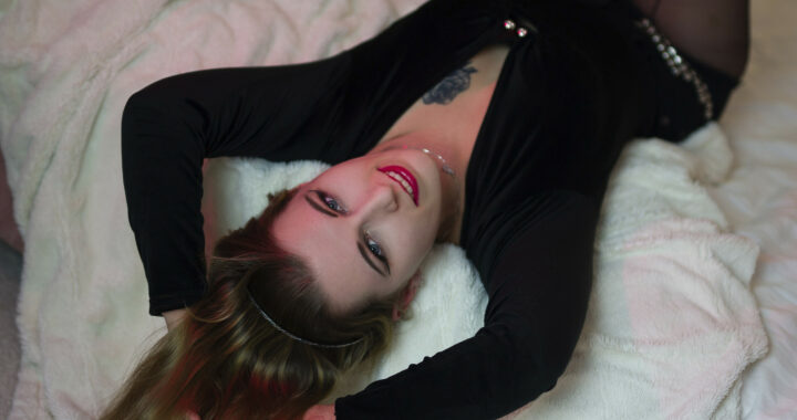 BettyAngel - private Porno Darstellerin- 69, Girlfriendsex, Dirtytalk, Tittenfick, Face-Sitting, Creampie, Interracial, Große Schwänze, Rollenspiele, Dreier , Nylon-Strapserotik, High-Heels, Fuß-Fetisch, Doktor-Spiele, Dominante Rollen, Spanking, CBT (Schwanz- und Hodenzüchtigung), Trampling