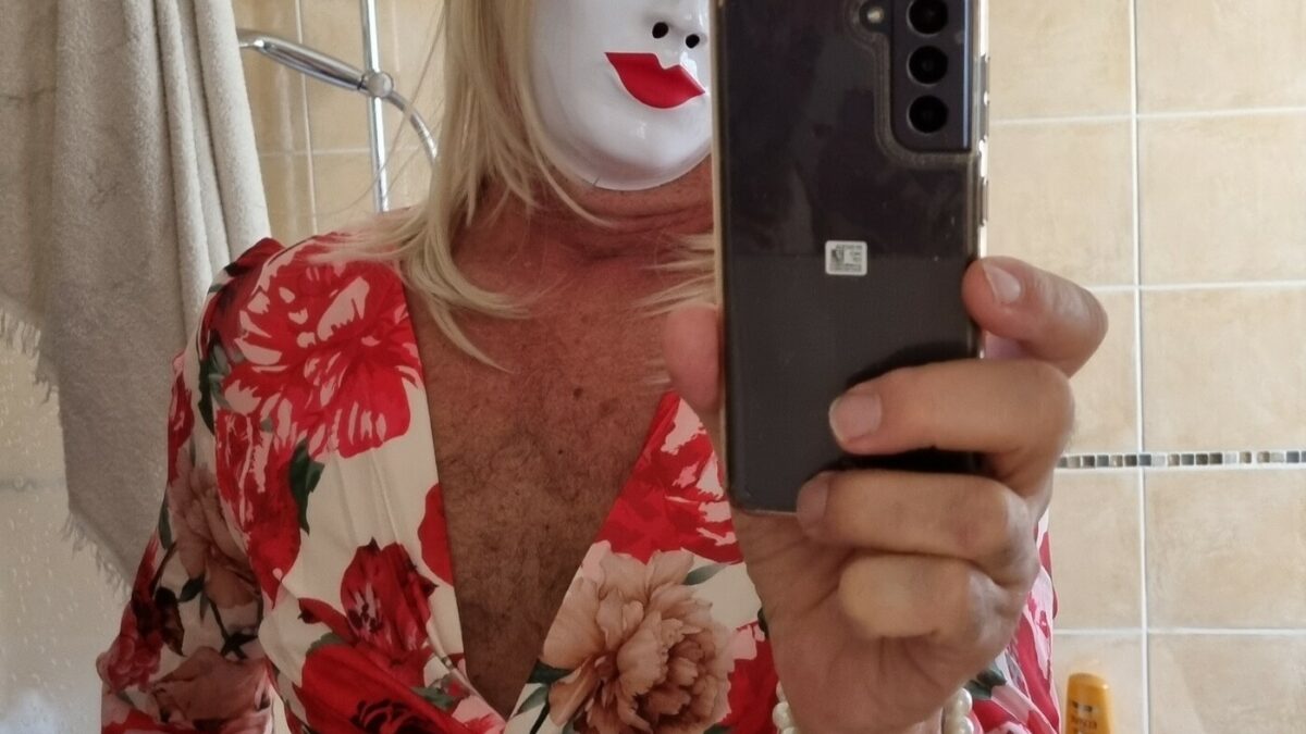 Halb virtuelle Frau, halb echter Mann. pure Lust. Bin viel jugendlicher als das, was auf dem Papier steht! Ich bin kein Exhibitionist, eher eine Schlampe. Verkaufe Fotos und Videos. Mit besten Videokunden Kennenlernen nicht ausgeschlossen.
