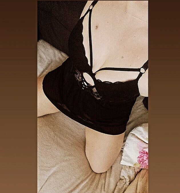 Endlich hast du mich gefunden ...

Ich bin Isabell 28 Jahre alt und ich liebes es dich mit meinen Füßen aus der Fassung zu bringen
Ich hab so Lust meine Grenzen zu überschreiten und meime Füße komplett von dir verwöhnen zu lassen, wenn du darauf Bock hast , schreib mir doch gerne ich warte auf dich &#xd83e;&#xdd24;