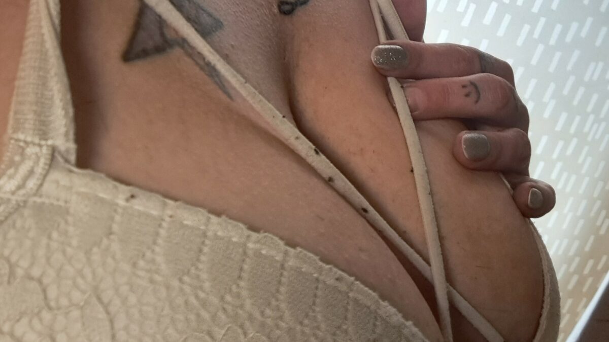 Total offen, humorvoll und für vieles zu haben :-*

Single - 27 - inked - DIRTY !!!