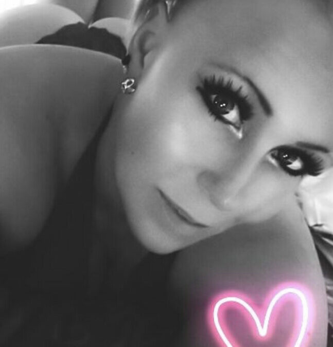 hotLarissa69 - private Porno Darstellerin- 69, Girlfriendsex, Dirtytalk, Analsex, Sexspielzeuge, Tittenfick, Deepthroating (Hardcore Blasen), Rimming (Polecken), Gesichtsbesamung, Face-Sitting, Eier lecken, Creampie