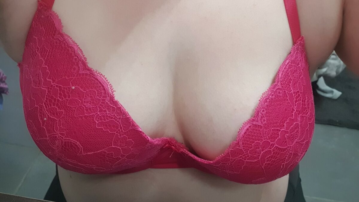 Dirtyida - private Porno Darstellerin- Dirtytalk, Sexspielzeuge, Gegenstände einführen, Tittenfick, Massenbesamung / Bukkake, Deepthroating (Hardcore Blasen), Face-Sitting, Doppelte Penetrationen, Gruppensex , Lack,Leder, Latex, Dominante Rollen, Demütigung, Spanking, Rasur, Partnererziehung, Fisting