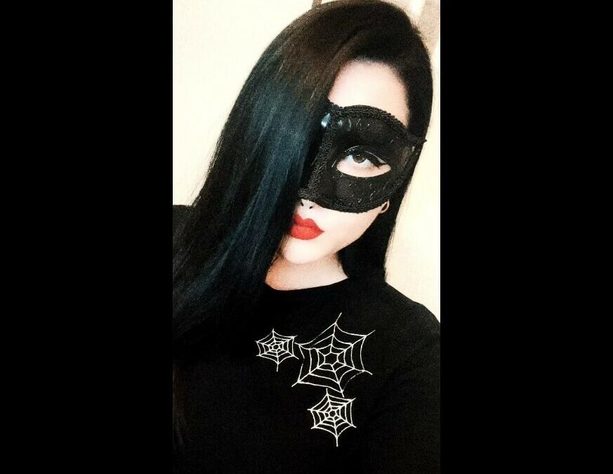Hallo mein Name ist Lady Bat&#xd83e;&#xdd87;!

Ich bin eine 22 jährige Domme,welche sich auf FinDom(Geldfetisch) &amp;amp; Fußfetisch spezialisiert hat!

Selbstverständlich hast Du mich immer mit „Sie“ anzusprechen Sklave!
Ob Du Lady,Herrin oder Göttin sagst,ist mir dabei völlig egal!

Ich biete auch Keuschhaltung,Sissy-Erziehung und allgemeine Erziehung an!
Petplay und Ageplay praktiziere ich auch sehr gerne!

Also Loserchen,gestehe Dir Deine devote Veranlagung ein!
Ich verspreche Dir,wir werden viel Spaß zusammen haben,naja ich zumindest!

Ich praktiziere KEIN BlackMail und KEIN Raceplay!

Missbrauch,Kinder,Tiere und Inzest sind für mich absolute TABUS!