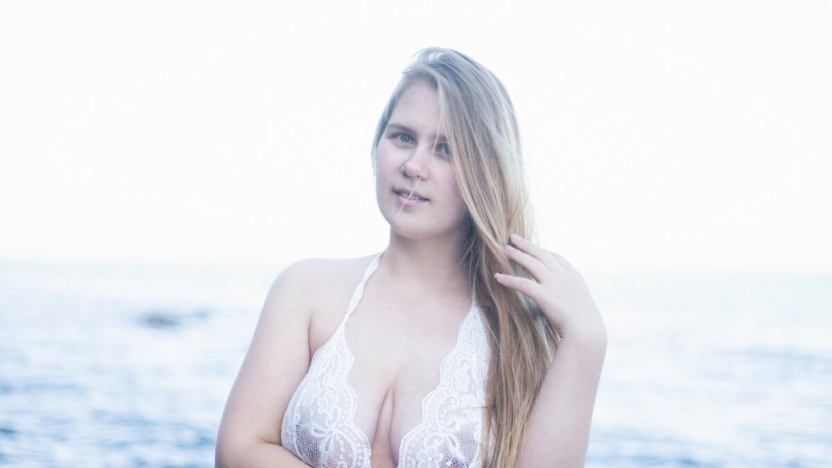 Maja-Meer - private Porno Darstellerin- Zeigen in der Öffentlichkeit, Sexspielzeuge, Tittenfick, Dreier , Devote Rollen, Demütigung, Bondage, Spanking