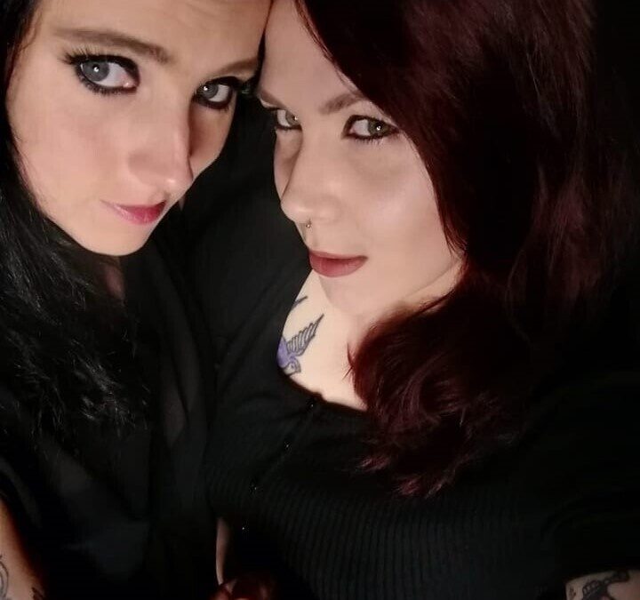 Zwei stark versaute Luder, die sich im Swinger-Club kennengelernt haben und jetzt in einer WG leben. Wir lieben es bespannt zu werden und uns gegenseitig zum Höhepunkt zu bringen. Da wir in der momentanen Situation nicht mehr in den Club gehen können, haben wir uns entschlossen unsere Bedürfnisse vor der Kamera zu befriedigen.