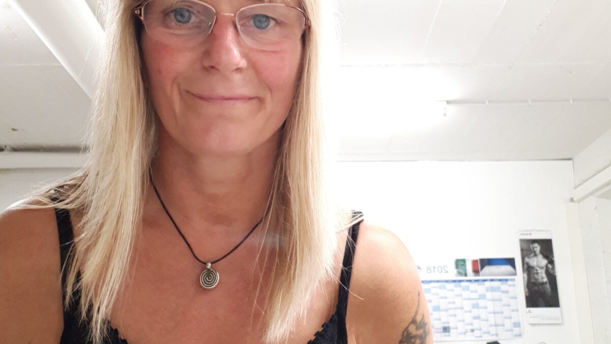 Toylady812 - private Porno Darstellerin- 69, Dirtytalk, Analsex, Sexspielzeuge, Gegenstände einführen, Tittenfick, Gesichtsbesamung, Face-Sitting, Eier lecken, Große Schwänze, Große Brüste, Lesbische Spiele, Swingen, Dreier , Natursekt passiv, Maskenspiele, Wachs-Spiele, Bondage
