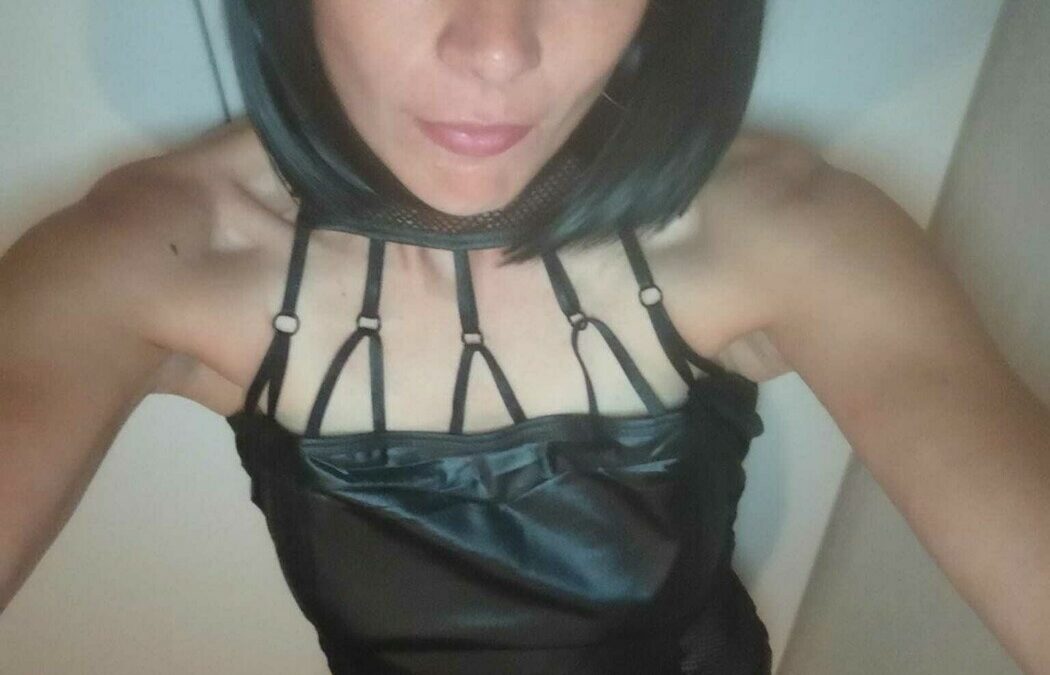 Hi ihr Süssen, wir sind relativ neu dabei. Ich habe erst vor ca. 2 Jahren gespürt, dass ich eine dominante Ader habe. Meinem Freund scheint das zunehmend zu gefallen meinen Sklaven zu spielen.

Wir suchen auch immer noch heiße Girls, Boys oder Pärchen, die mit uns spielen wollen. Schreibt uns sehr gerne an. Bei Sympathie geben wir euch auch gerne die Nachrichten zum Nulltarif frei.

Wollt ihr selbst schöne Bilder oder Videos machen und seid aus der Nähe? Dann meldet euch auch bei uns.

Wir sind 100pro echte Amateure ohne Agentur, ohne teures Equipment, ohne Photoshop.

Wir freuen uns auf euch