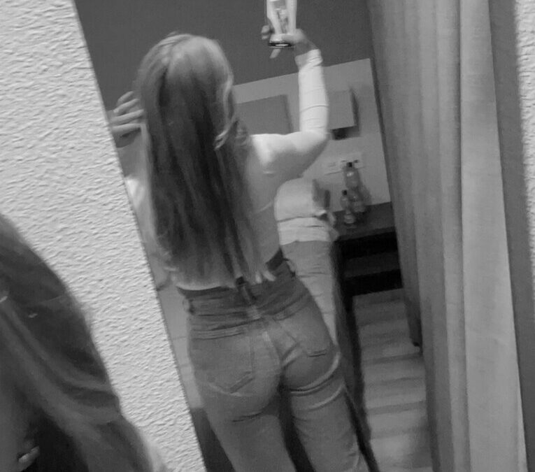 Pheli - private Porno Darstellerin- Nadeln, Partnererziehung