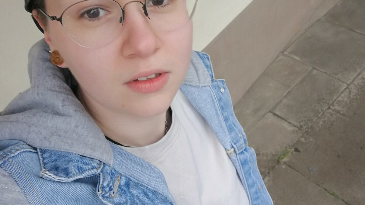 Ich bin Frau zu Mann Transgender habe NOCH alles zu bieten was eine Frau zu bieten hat. Besitze eine Penisprothese die misst 13 cm.