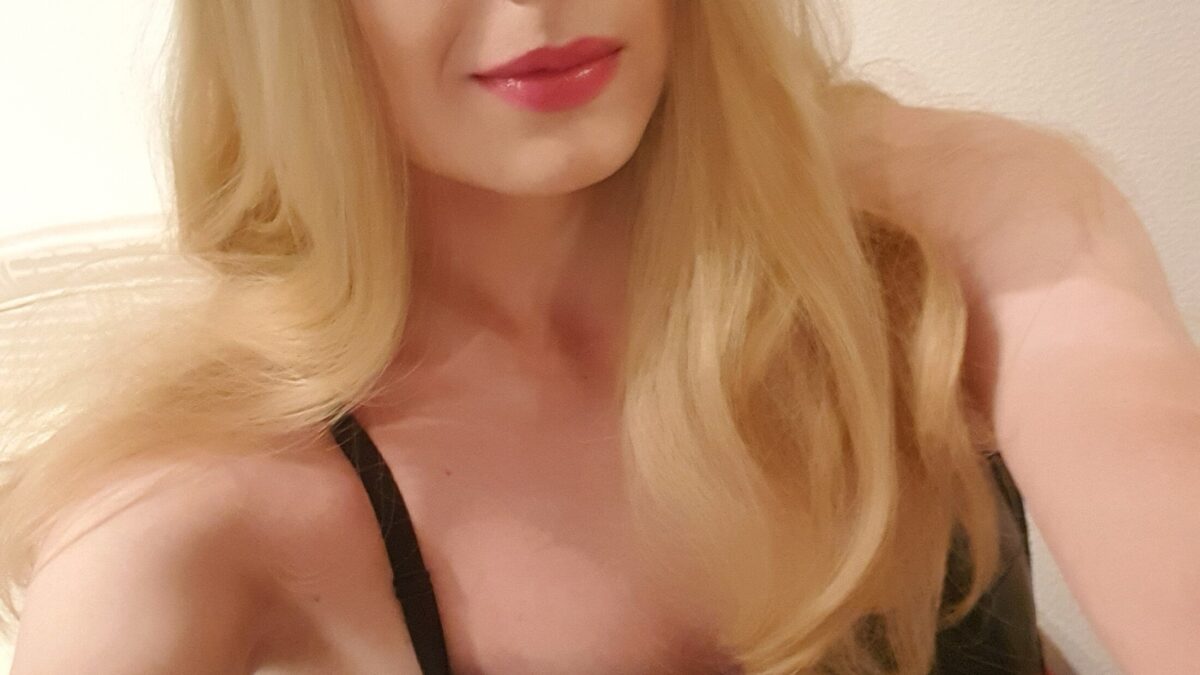 kleine versaute Sissy immer auf der Suche nach dem nächsten erotischen Abenteuer.

Ob dominant oder unterwürfig, ich gehe in beiden Rollen perfekt auf!!!

Meld dich bei mir wenn du Lust auf ein bisschen Spaß im Chat hast oder wer weiß, vielleicht auch mehr...