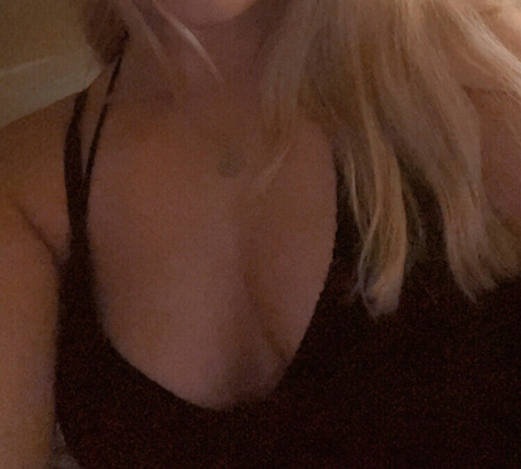 Hey, ich bin Anna und hab Lust, neue Leute kennenzulernen. Ich freue mich schon auf heiße Chats mit Dir. Aber sei vorsichtig, ich bin doch so schüchtern. :P