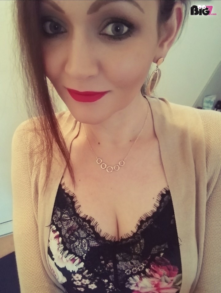 SweetFrenchKiss - private Porno Darstellerin- 69, Girlfriendsex, Dirtytalk, Analsex, Zungen-Analsex aktiv, Zungen-Analsex passiv, Zeigen in der Öffentlichkeit, Sexspielzeuge, Tittenfick, Gesichtsbesamung, Face-Sitting, Eier lecken, Interracial, Lesbische Spiele, Swingen, Rollenspiele, Dreier , Doppelte Penetrationen, Gruppensex , Sex-Parties, Nylon-Strapserotik, High-Heels, Lack,Leder, Latex, Maskenspiele, Wachs-Spiele, Bondage