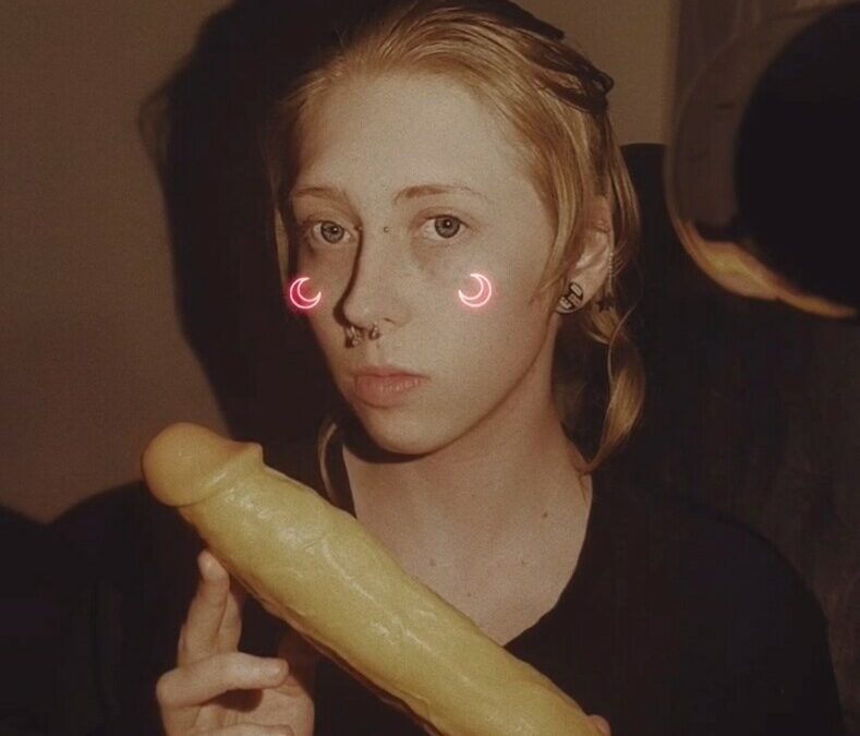 MadeOfCandy - private Porno Darstellerin- Sexspielzeuge, Gegenstände einführen, Fuß-Fetisch, Gothic, Dominante Rollen, Demütigung, Spanking, Keuschhaltung, Versklavung aktiv