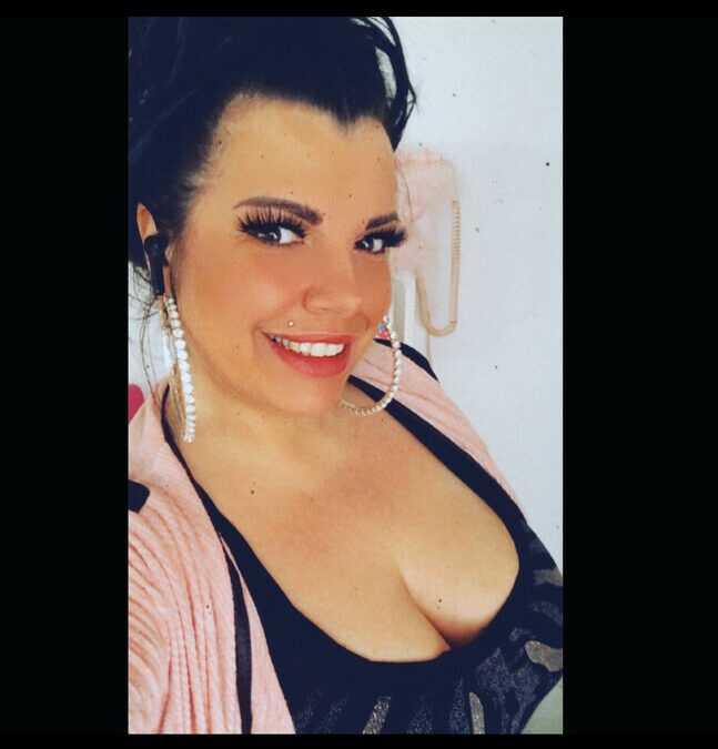 Mein Name ist Lolla, ich bin eine wilde, rassige Katze. Ich suche nette, heiße, aufregende Chats.