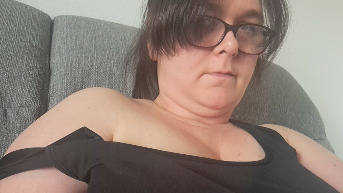 Ronja2912 - private Porno Darstellerin- 69, Dirtytalk, Sexspielzeuge, Gegenstände einführen, Tittenfick, Face-Sitting, Eier lecken, Creampie, Große Schwänze, Dreier , Doppelte Penetrationen, Doktor-Spiele, Natursekt aktiv, Natursekt passiv, Rasur