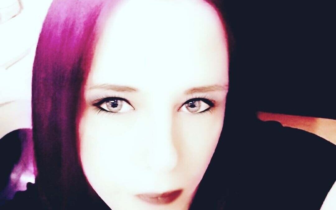 Hallo ihr süßen bin die jenny und schaue zwar lieb aus kann aber auch anders ;) wo bei ein wenig kratzen und beißen manchmal schon passt in manchen Situationen ^^