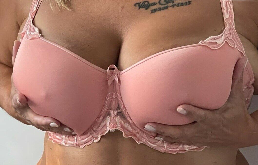 Monique11 - private Porno Darstellerin- 69, Dirtytalk, Zeigen in der Öffentlichkeit, Sexspielzeuge, Tittenfick, Gesichtsbesamung, Face-Sitting, Eier lecken, Lesbische Spiele, Rollenspiele, Dreier , Rasur
