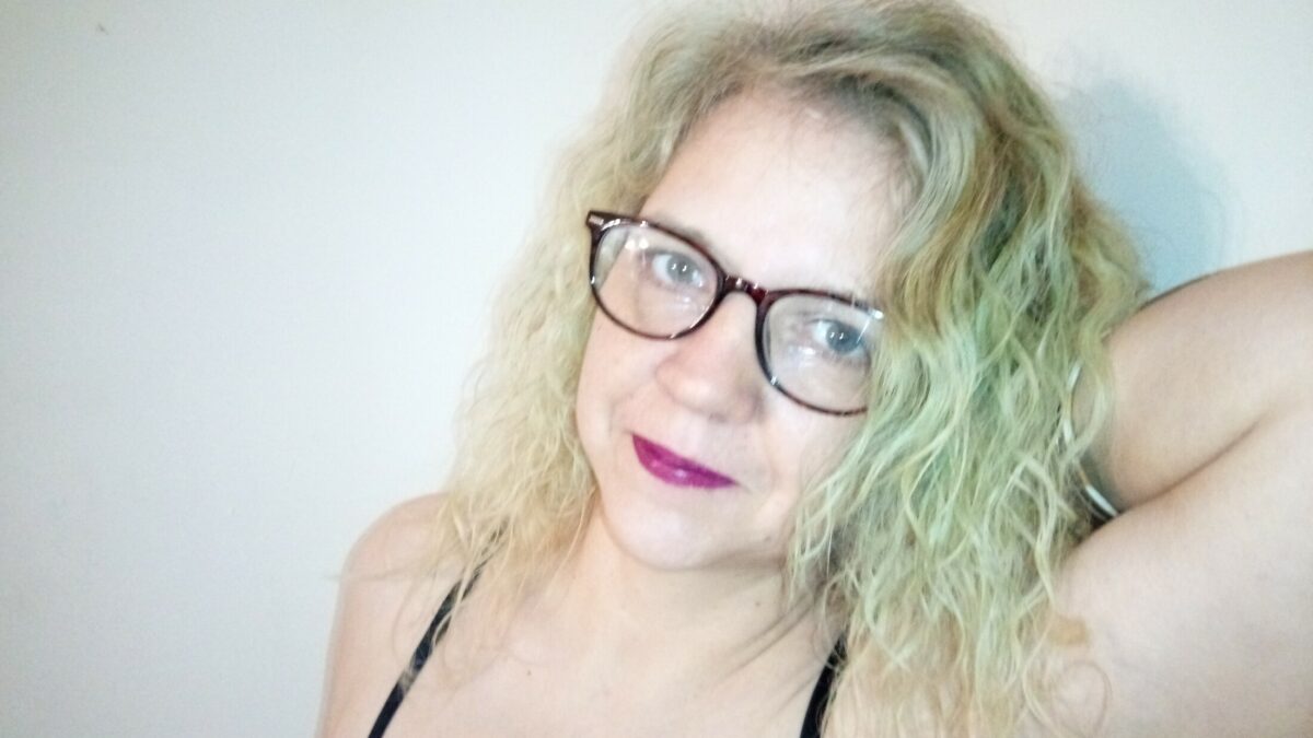 Eine ausgehungerte MILF, nicht mehr frisch, nicht mehr schlank, aber ganz natürlich und fast ohne Tabus