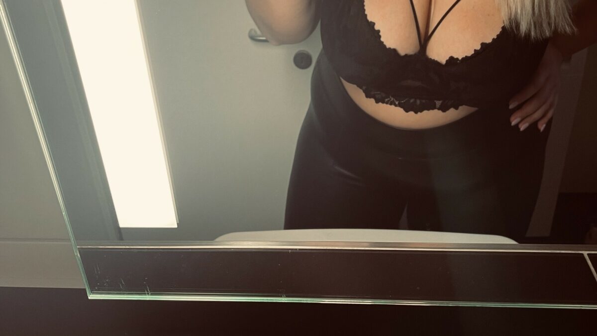 CurvyBibi - private Porno Darstellerin-