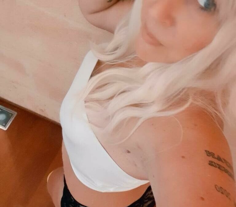 SuesseAurelie - private Porno Darstellerin- 69, Dirtytalk, Analsex, Zungen-Analsex aktiv, Zungen-Analsex passiv, Zeigen in der Öffentlichkeit, Sexspielzeuge, Gegenstände einführen, Tittenfick, Deepthroating (Hardcore Blasen), Rimming (Polecken), Gesichtsbesamung, Face-Sitting, Eier lecken, Große Schwänze, Swingen, Rollenspiele, Doppelte Penetrationen, Nylon-Strapserotik, High-Heels, Fuß-Fetisch, Natursekt aktiv, Natursekt passiv, Wachs-Spiele, Rasur