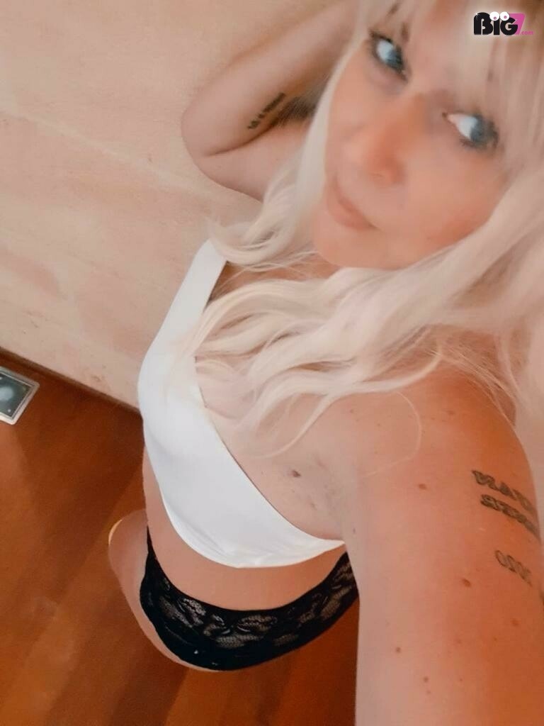 SuesseAurelie - private Porno Darstellerin- 69, Dirtytalk, Analsex, Zungen-Analsex aktiv, Zungen-Analsex passiv, Zeigen in der Öffentlichkeit, Sexspielzeuge, Gegenstände einführen, Tittenfick, Deepthroating (Hardcore Blasen), Rimming (Polecken), Gesichtsbesamung, Face-Sitting, Eier lecken, Große Schwänze, Swingen, Rollenspiele, Doppelte Penetrationen, Nylon-Strapserotik, High-Heels, Fuß-Fetisch, Natursekt aktiv, Natursekt passiv, Wachs-Spiele, Rasur