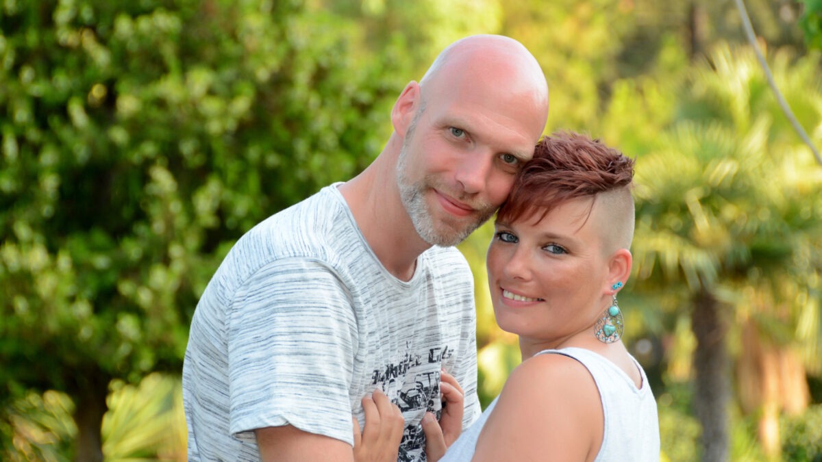 Herzlich willkommen auf dem Profil eines verrückten und doch normalen Paares!!!!!

Wir sind ein sehr tolerantes und sehr sehr offenes und tabuarmes Ehepaar, welches es liebt seine Sexuellen Neigungen mit anderen zu teilen, bzw sie daran teilhaben zu lassen!!
Ihr werdet bei uns feststellen, das wir alles nur aus Spaß an der Freude machen!!! Wir sind keine Profis oder so. Wir sind eigentlich das ganz normale Paar von neben an. Nur lieben wir es eben etwas verrückter und ausgefallener!!!!
Besonders lieben wir die Spielchen mit Natursekt!!! Aber das werdet ihr auch schnell feststellen!!!
Also viel Spaß bei uns!!!!!!!!