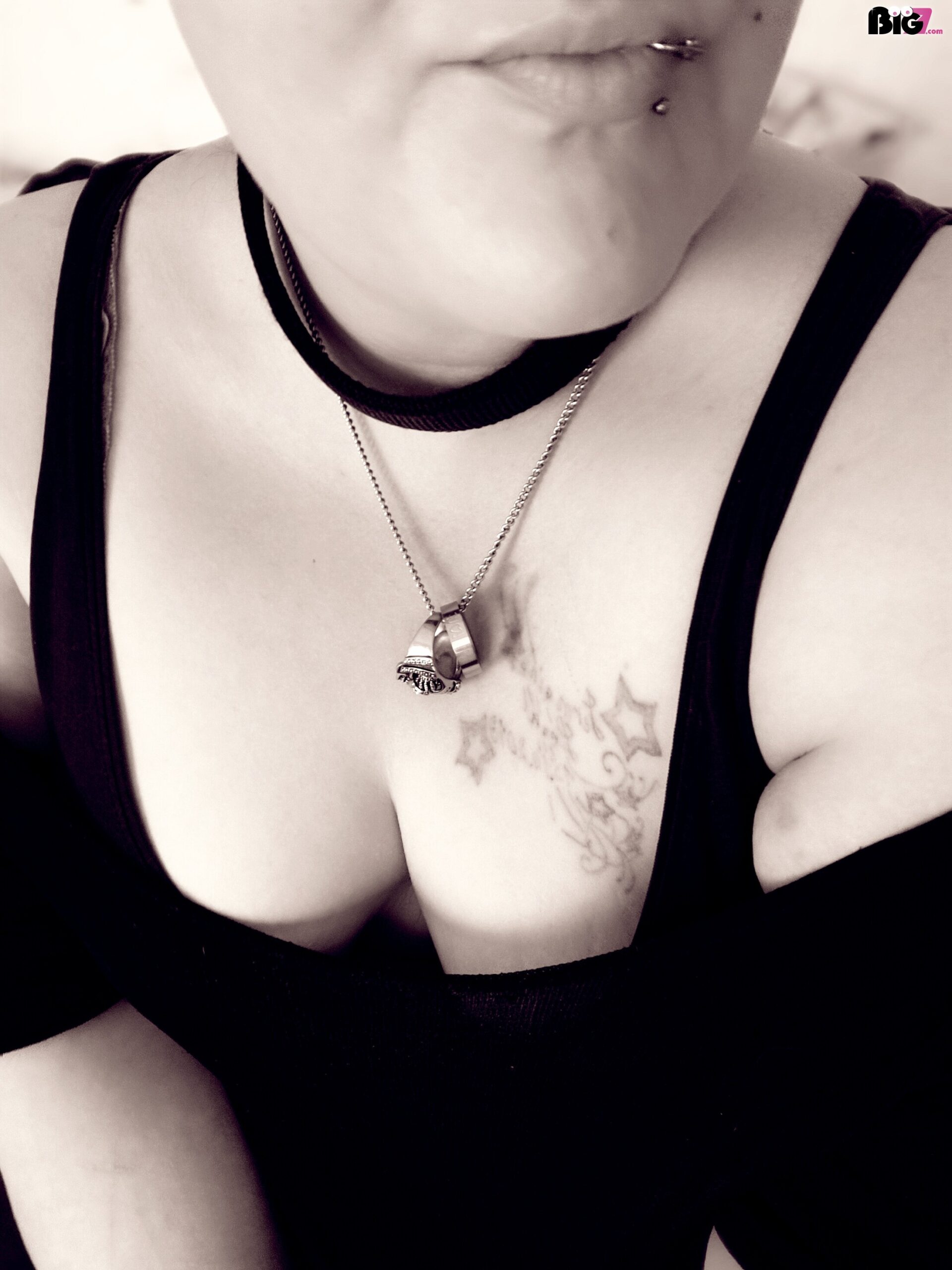 QueenDark - SexyBaby1987 QueenDark - private Porno Darstellerin- 69, Girlfriendsex, Analsex, Zungen-Analsex passiv, Zeigen in der Öffentlichkeit, Sexspielzeuge, Tittenfick, Face-Sitting, Große Brüste, Lesbische Spiele, Doppelte Penetrationen, Nylon-Strapserotik, High-Heels, Natursekt aktiv, Natursekt passiv, Wachs-Spiele