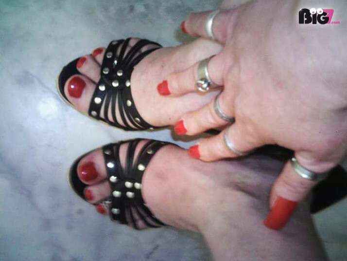 Ich bin eine sehr offene Trans-Frau auf mit diversen Fetischen und bin zudem ziemlich devot veranlagt.

Ich liebe Piercings, Tattoos, Schmuck jeglicher Art und auch viel, lackierte Longnails, High Heels, Lack, Latex und Leder.
Zudem strebe ich noch diverse Bodymodifikationen in Richtung Bimbofikation an.
Bin sehr blas- und sexgeil, auch NS ist mir nicht fremd.