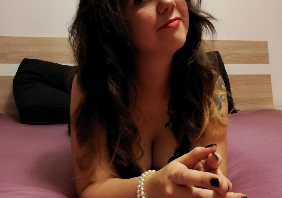 Schniine - private Porno Darstellerin- Sexspielzeuge, Gegenstände einführen, Gesichtsbesamung, Face-Sitting, Große Schwänze, Doppelte Penetrationen, Entführungsspiele, Devote Rollen, Rasur