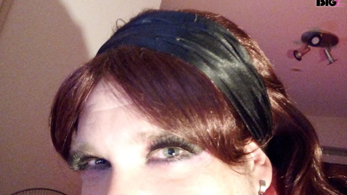 Seidentücher sind ein beliebtes Accessoire, da sie vielseitig eingesetzt werden können. Ob als Halstuch, als Gürtel oder als Kopftuch, ein Seidentuch kann einem Outfit das gewisse Etwas verleihen. Und je nachdem sind sie Luxus pur. Seidentücher werden aus edelster Seide hergestellt und sind mit aufwendigen Designs geschmückt. Ein wunderschönes Seidentuch wertet jedes Outfit auf, und die schönen Muster sowie die edlen Materialien sind zeitlos!
Angefangen mit einem Satin Negligee und Kimono aus dem Otto Katalog. Dann folgten schnell weitere, sowie Abendkleider, Röcke, Blusen und natürlich meine geliebten Seidentücher :-)
Ich liebe Seidentücher so sehr...
Wenn man mit den geilen Tüchern gefesselt und geknebelt wird oder es bei dem Partner tut... einfach unbeschreiblich!
Wenn Satin und Seide meinen Körper berührt, ist das für mich das aller schönste aller Gefühle!
Schöne Satin Abendkleider zu tragen, mit den passenden Satin Handschuhen, der Satin Stola , Pumps und tolle Nylons.
Dann in dem Outfit von einem Gleichgesinnten, oder im besten Fall von einer einzigartigen Lady/ Mistress/ Herrin/ Gouvernante/ Göttin genommen und benutzt zu werden!
Seidige und devote Grüße und Küsse :-*