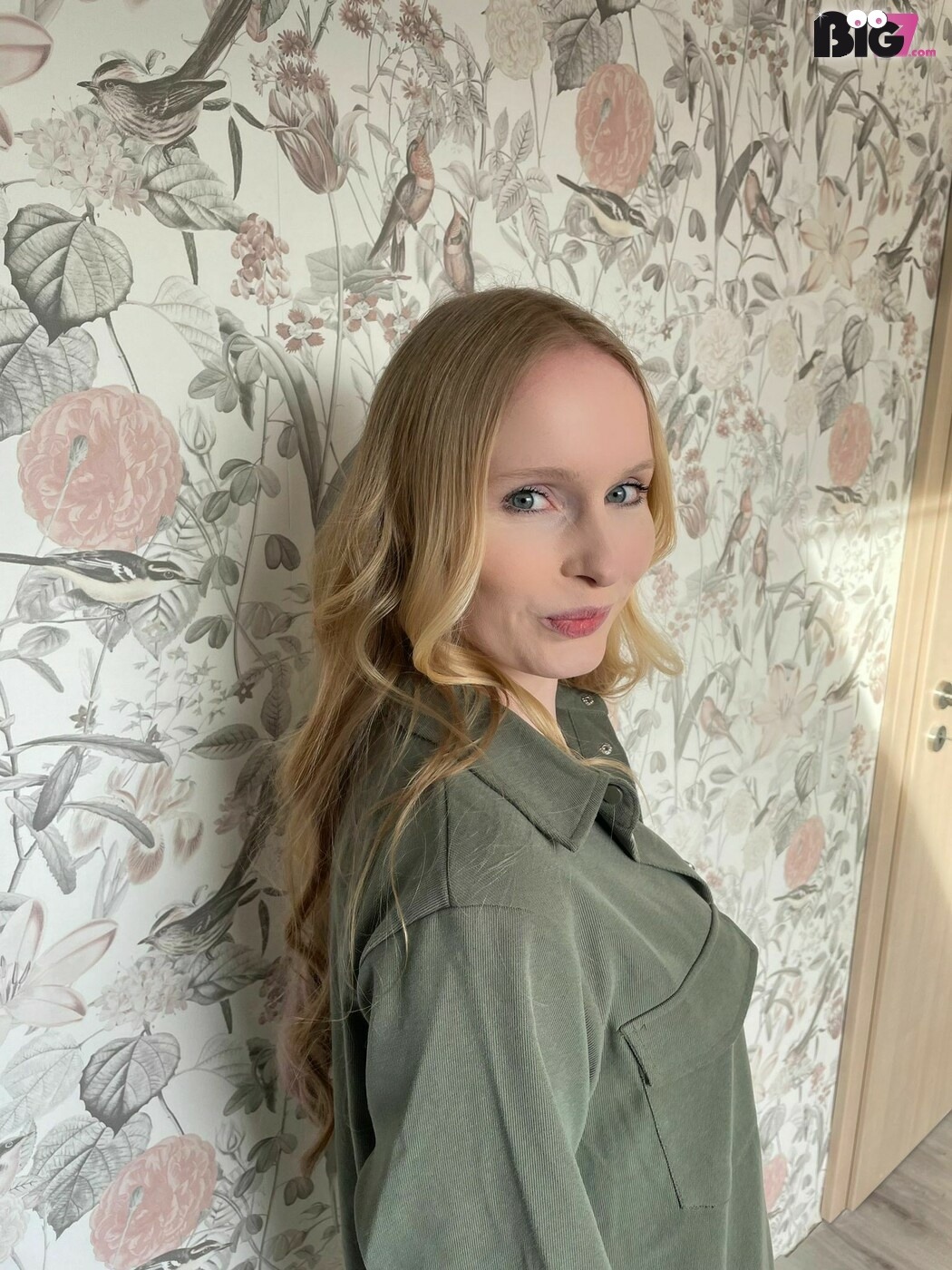 Hey mein Lieber, schön dass du bei mir vorbeischaust. Ich bin noch relativ neu hier, daher füllt sich mein Profil erst nach und nach. Ich bin sehr offen und experimentierfreudig, freue mich also schon auf eine Menge Spaß mit dir. Meine Camzeiten variieren zur Zeit noch, schau also einfach mal auf gut Glück vorbei und folge mir für alle News. Für Fragen, Wünsche und alles was dich sonst beschäftigt schreib mir gerne. Kussi deine Emma