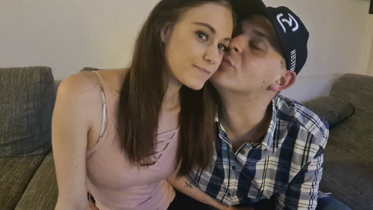Wir sind ein junges Paar, was Amateur-Erotik Filme dreht und Cam-Shows macht.