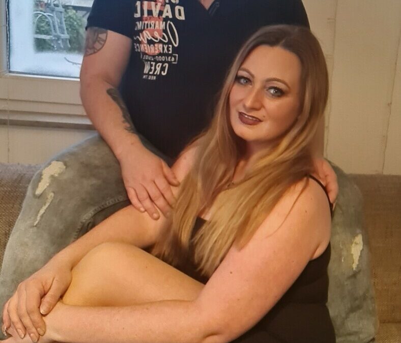 Hallo Ihr Lieben

Wir sind Tina und Thorsten aus Nrw.

Im normalen Alltag sind wir beide Nachbarn. Wir sind mit einander befreundet und auch in der Nachbarschaft gern gesehen. 

Doch hinter verschlossener Tür führen wir beide eine geile Affäre von der natürlich niemand etwas weiss ausser Ihr jetzt.

Wir erzählen einfach mal wie es so zwichen uns läuft und vorallem was.

 ImSommer 2016 hatten wir unser erstes mal in Thorsten seiner Garage, als ich Abends den Rasenmäher in unserer Garage brachte war Thorsten dort an seinem Auto beschäftigt. Wir hatten insgeheim schon lange ein Auge auf den jeweils anderen geworfen und an dem Abend ist es dann passiert als ich Thorsten einen schönen Abend wünschen wollte zog er mich vor sein Auto und setzte mich auf die Motorhaube. Ohne viel gerede ging es dann direkt zur Sache. Seit dem Abend treffen wir uns regelmäßig und treiben es auf den verschiedensten Arten an den Unterschiedlichsten Orten.



Wir lieben es ziemlich nass und es darf auch gerne mal gekleckert werden. Ich ziehe regelmäßig was nettes an den Dessous mögen wir beide gern. 

Wir haben die unterschiedlichsten Spielzeuge und wir lieben es harts genauso wie soft hauptsache intensiv.

Ich bin eine devote 3 Lochstute und Thorsten hat den dominanteren Part.

Gerne nehmen wir euch mit in unsere Welt. Wir sind was das Filmen angeht noch Anfänger aber bereit viel zu lernen.

Uns törnt es an zu wissen das andere wissen und sehen was wir tun.

Viel Spass beim anschauen unserer Videos,. Macht uns doch gerne Vorchläge was Ihr sehen wollt und wir versuchen diese zu berücksichtigen



nasse geile Grüße Thorsten und Tina



#Blowjob #Plug #geil #geile #anal #sex #nylons #squirten #milf #sexymilf #langehaare #dildo #penis #muschi #geilemuschi #nass #ns #dessous #sperma #arsch #sexy #ficken #bumsen #nageln #vibrator #spielzeug #lecken #blasen #ora l#vagina #anal