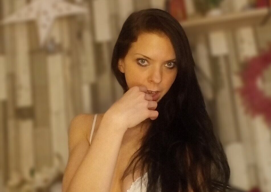 Annassecret - private Porno Darstellerin- Dirtytalk, Zeigen in der Öffentlichkeit, Sexspielzeuge, Deepthroating (Hardcore Blasen), Rollenspiele, Dreier , Devote Rollen