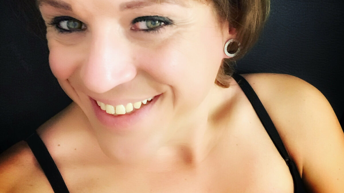 Hi und willkommen!

Bin ganz neu hier - noch für kurze Zeit gratis Chats! Transfrau mit dem gewissen Extra... bin noch recht frisch auf dem Weg, also genau gesagt 1 Jahr... und auf dem Rest des Weges dürft ihr mich gern begleiten und unterstützen… ist ja alles nicht ganz billig!

In Kürze mehr... Bilder, Videos, Cam... aber reale Treffen such ich mir selbst! Bin ausreichend ausgelastet derzeit ;-)