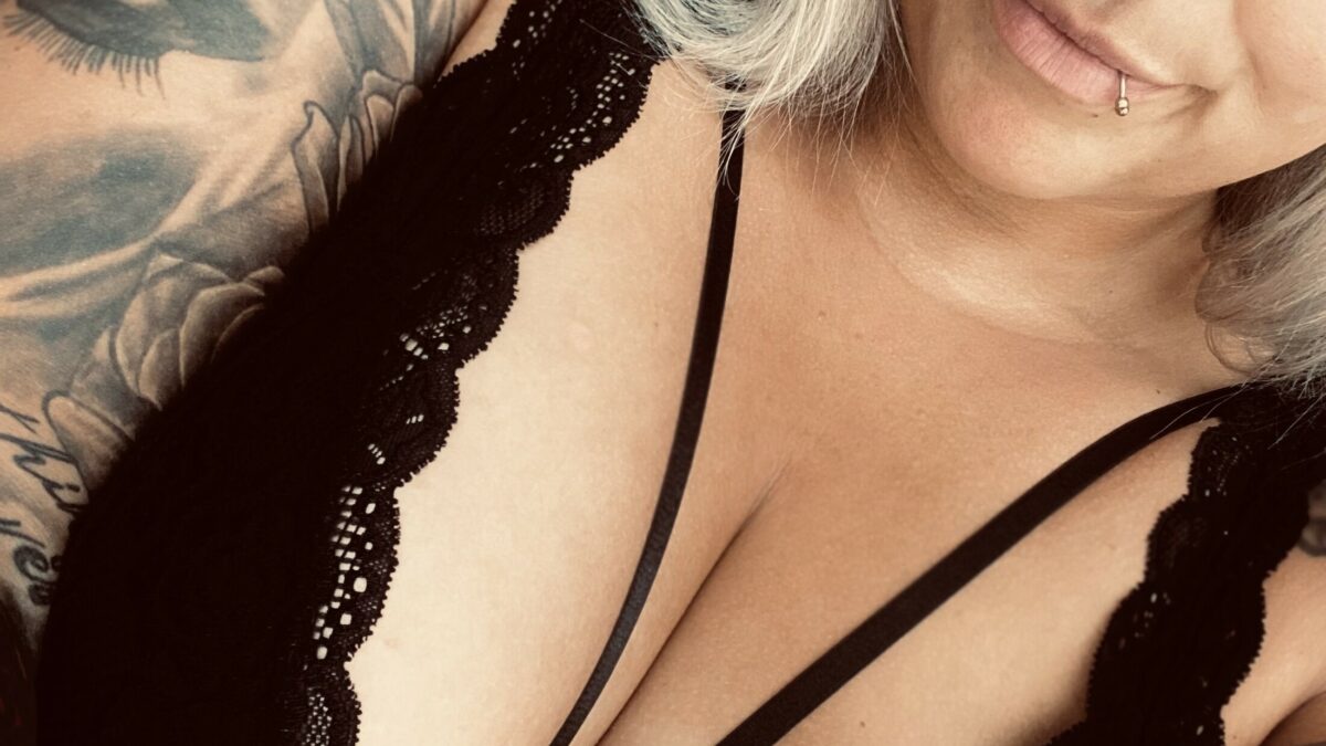 curvytattoogirl - private Porno Darstellerin- 69, Dirtytalk, Analsex, Sexspielzeuge, Tittenfick, Eier lecken, Dreier