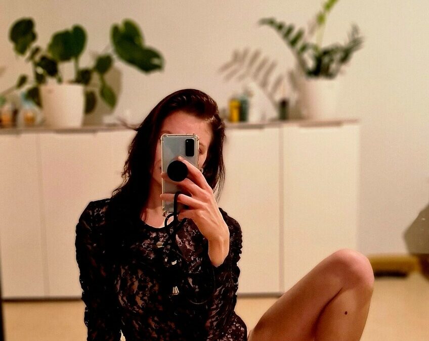 Emilia420x - private Porno Darstellerin- 69, Analsex, Zeigen in der Öffentlichkeit, Sexspielzeuge, Tittenfick, Deepthroating (Hardcore Blasen), Gesichtsbesamung, Face-Sitting, Eier lecken, Creampie, Große Schwänze, Rollenspiele, Dreier , Doppelte Penetrationen, Nylon-Strapserotik, High-Heels, Lack,Leder, Latex, Entführungsspiele, Devote Rollen, Dominante Rollen, Bondage, Keuschhaltung, Rasur, Versklavung passiv