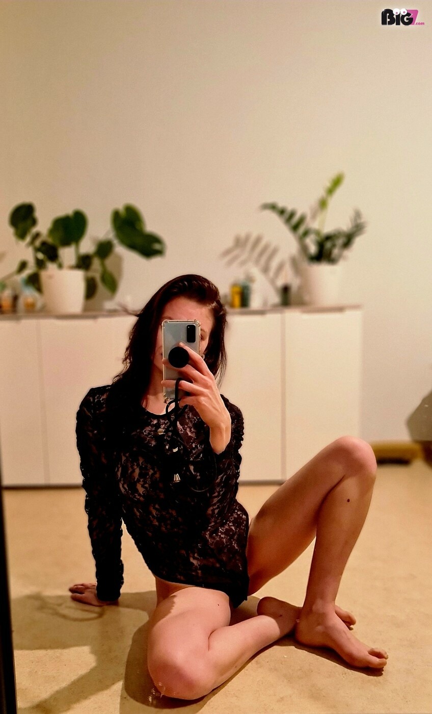 Emilia420x - private Porno Darstellerin- 69, Analsex, Zeigen in der Öffentlichkeit, Sexspielzeuge, Tittenfick, Deepthroating (Hardcore Blasen), Gesichtsbesamung, Face-Sitting, Eier lecken, Creampie, Große Schwänze, Rollenspiele, Dreier , Doppelte Penetrationen, Nylon-Strapserotik, High-Heels, Lack,Leder, Latex, Entführungsspiele, Devote Rollen, Dominante Rollen, Bondage, Keuschhaltung, Rasur, Versklavung passiv