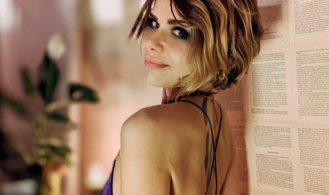 Evolet-Amore - private Porno Darstellerin- Dirtytalk, Zeigen in der Öffentlichkeit, Sexspielzeuge, Face-Sitting, Interracial, Rollenspiele, Sex-Parties, Lack,Leder, Latex, Gothic, Dominante Rollen, Keuschhaltung