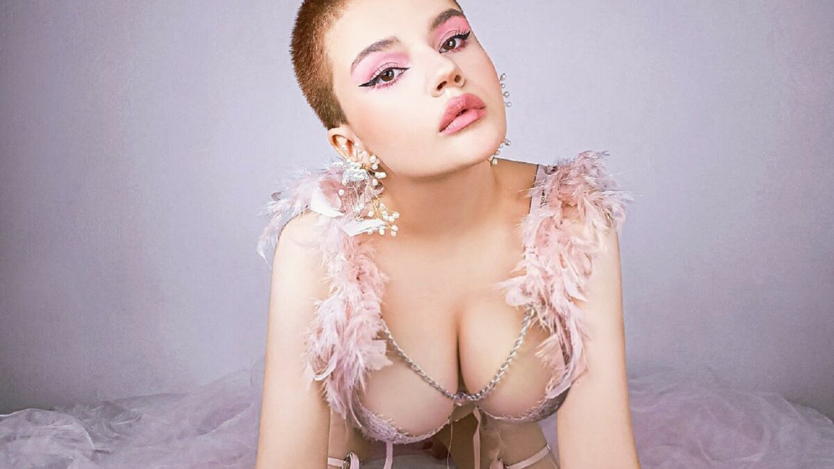 SexyCorinne - Amateur Porno Darsteller