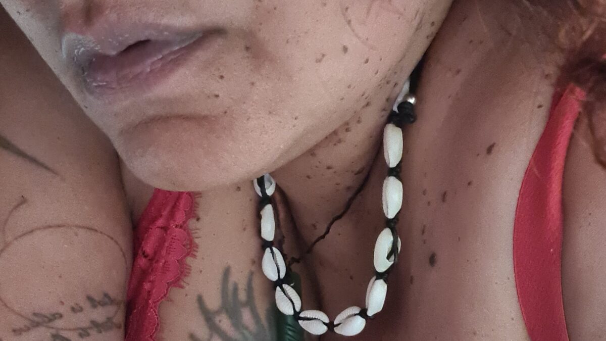 Tenisha - private Porno Darstellerin- 69, Sexspielzeuge, Tittenfick, Face-Sitting, Eier lecken, Interracial, Große Brüste, Nylon-Strapserotik, High-Heels, Fuß-Fetisch, Natursekt aktiv, Dominante Rollen, Versklavung aktiv