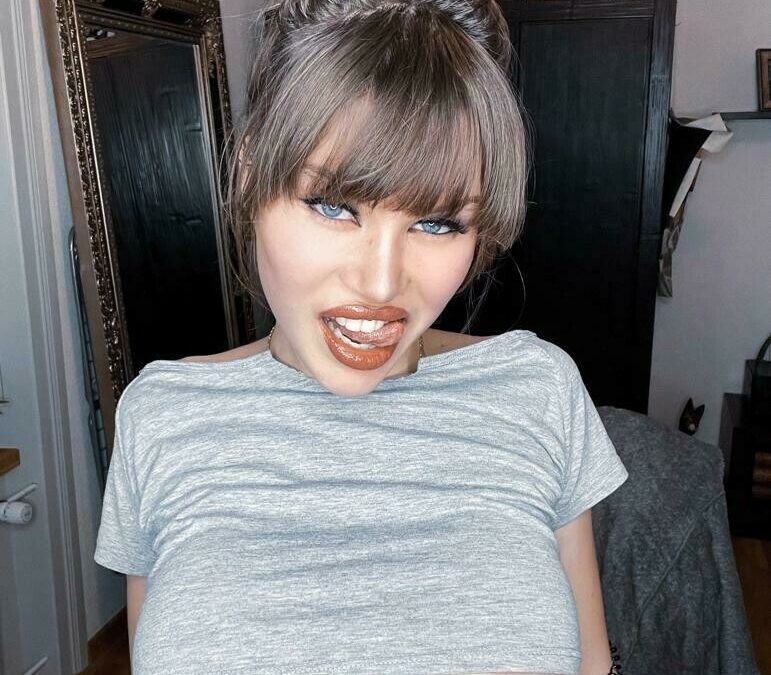 Ich bin ein extrem feminines Girl, dass es liebt, dir ihre geilen Kurven und großen Brüste (70 E) zu zeigen. Ich werde deine Wünsche auf jeden Fall erfüllen.

I’m fetish friendly
And…I LOVE it
Trau dich nur mich zu fragen.

Hier sind meine Bilder, die zu heiß für Social Media sind. Ich werde jede Nachricht beantworten, werden wir einen Dirty Talk oder einfach ein freundliches Gespräch führen? Es liegt an dir! Ich liebe beides. Auf was hast du Lust?