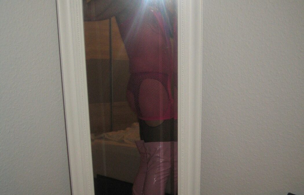 devoter bisexueller Crossdresser sucht dominante Kontakte.
