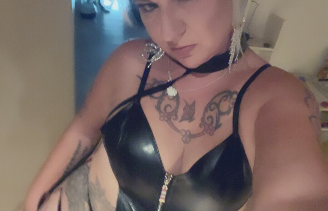 Mrs-Lady-A - private Porno Darstellerin- 69, Dirtytalk, Zeigen in der Öffentlichkeit, Sexspielzeuge, Tittenfick, Deepthroating (Hardcore Blasen), Eier lecken, Große Schwänze, Lesbische Spiele, Rollenspiele, Dreier , Wachs-Spiele