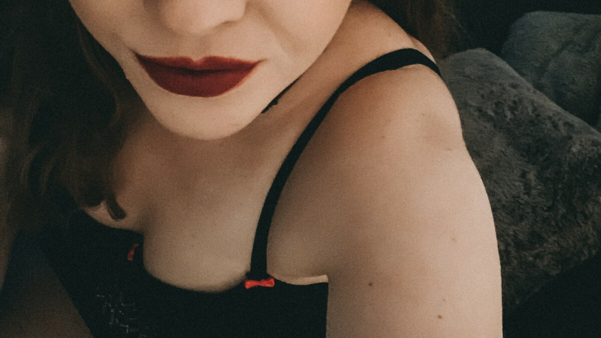 Lucyslife - private Porno Darstellerin- 69, Girlfriendsex, Dirtytalk, Sexspielzeuge, Gegenstände einführen, Tittenfick, Deepthroating (Hardcore Blasen), Gesichtsbesamung, Eier lecken, Creampie, Rollenspiele, Nylon-Strapserotik, High-Heels, Fuß-Fetisch, Devote Rollen, Dominante Rollen, Demütigung, Spanking, Spitting
