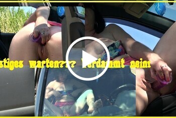 Lästiges warten??? Verdammt nein! - Auto, brünett, dildo, Dildos, eroticnude, fotze, frau, frauen, geile, Masturbieren, muschi, nahaufnahme, nass, natur, nett, porno, rasiert, Reife Frauen, solo, vibrator