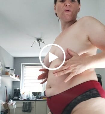 Es ist warm geworden - brünett, frau, milfs, mollige, Morgen, natur, nett, porno, Softcore, solo, unterwäsche