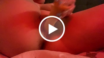 Ich besorge es mir mit dem Dildo, kommst du mit mir? - SweetLittleJulie